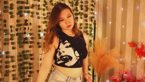 Snapshot of cherry_cheeky_juice chatting on 11.12.25 Di online show from 11.12.25