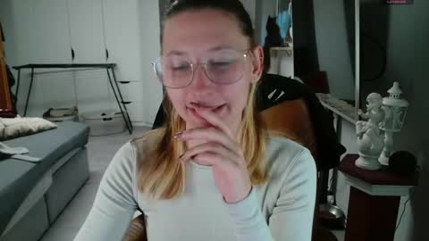 Snapshot of cherryangle chatting on 04.16.26 Leonie online show from 04.16.26