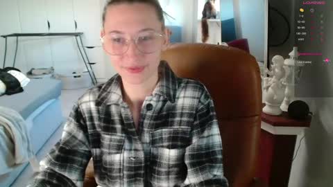 Snapshot of cherryangle chatting on 04.17.26 Leonie online show from 04.17.26