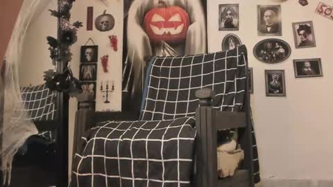 chloe_kisses online show from 10.31.25