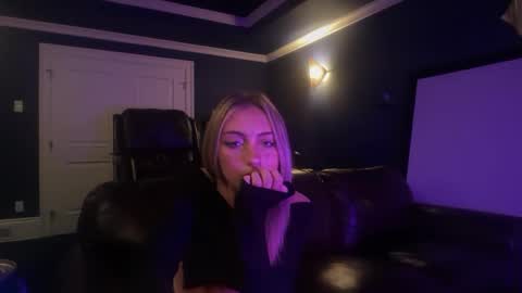 Snapshot of chloeros3e chatting on 09.29.25 chloeros3e online show from 09.29.25