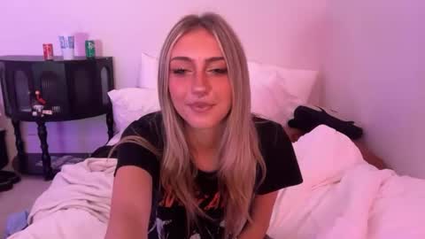 Snapshot of chloeros3e chatting on 09.30.25 chloeros3e online show from 09.30.25