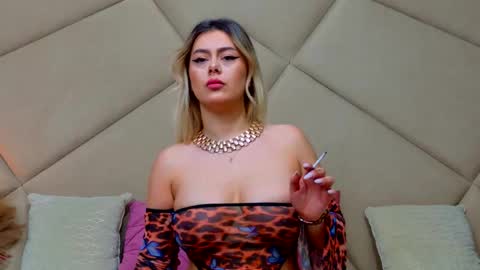 Chloe Vee online show from 12.22.25