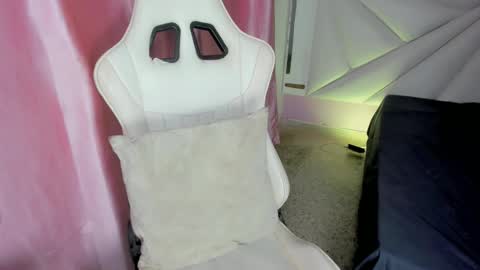 Snapshot of cieloo_ chatting on 12.01.25 CIELO online show from 12.01.25