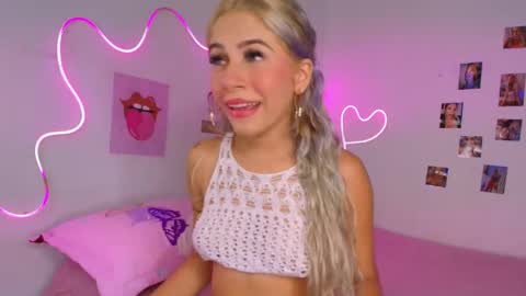 Snapshot of cinniaa_ chatting on 05.13.26 cinniaa online show from 05.13.26