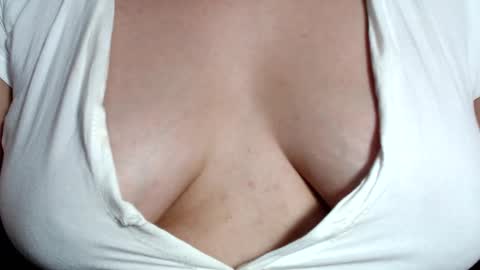 CLARA AT YOUR SERVICE online show from 01.15.25