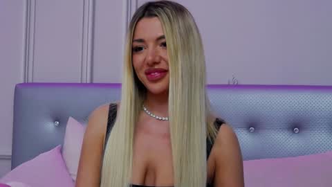 Snapshot of clarahazell chatting on 01.05.25 ClaraHazel online show from 01.05.25