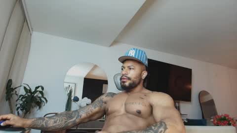 Snapshot of clark_strong chatting on 04.12.26 clark_strong online show from 04.12.26