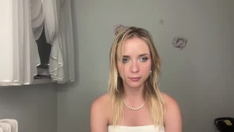 Snapshot of claudiagold chatting on 09.08.25 ClaudiaGold online show from 09.08.25