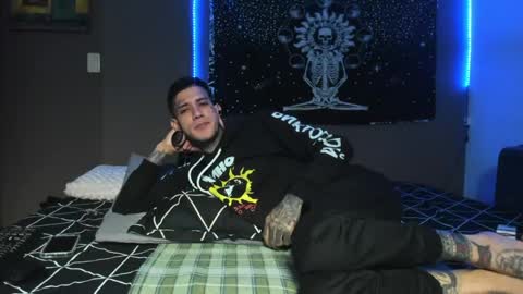 Snapshot of cleosexxx chatting on 04.23.26 cleo y maikol online show from 04.23.26