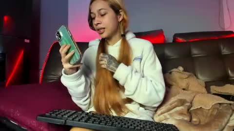 Snapshot of cleosexxx chatting on 06.14.26 cleo y maikol online show from 06.14.26