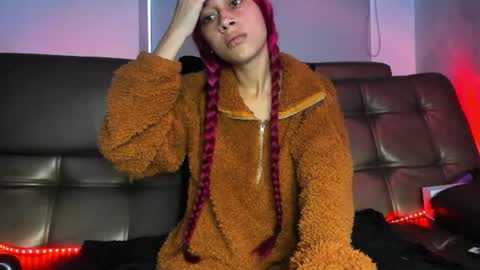 Snapshot of cleosexxx chatting on 06.15.26 cleo y maikol online show from 06.15.26