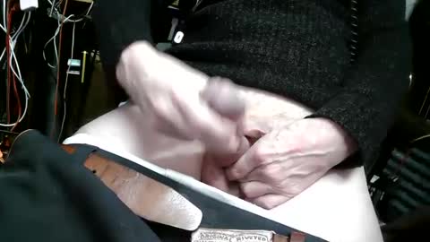 Snapshot of clystron chatting on 02.06.25 clystron online show from 02.06.25