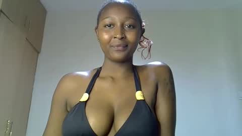 Snapshot of coco_babyy chatting on 11.14.25 bella online show from 11.14.25