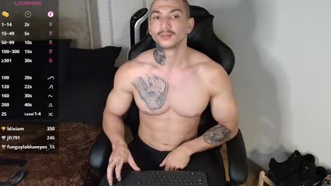 Snapshot of colombianmuscle8 chatting on 02.10.25 colombianmuscle8 online show from 02.10.25