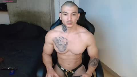 Snapshot of colombianmuscle8 chatting on 10.17.25 colombianmuscle8 online show from 10.17.25