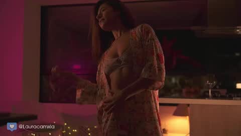 Snapshot of colouristic chatting on 02.12.25 Laura online show from 02.12.25