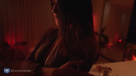 Snapshot of colouristic chatting on 10.12.25 Laura online show from 10.12.25