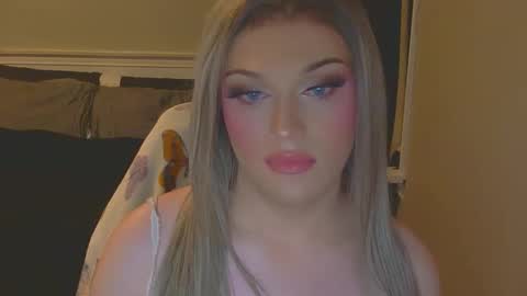 Snapshot of coracav chatting on 11.19.25 coracav online show from 11.19.25