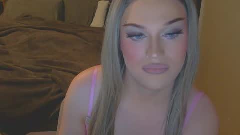 Snapshot of coracav chatting on 11.20.25 coracav online show from 11.20.25