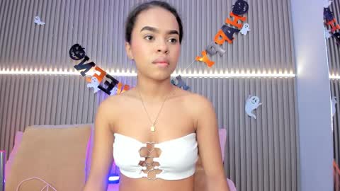 Snapshot of coralineross_ chatting on 10.14.25 coralineross_ online show from 10.14.25