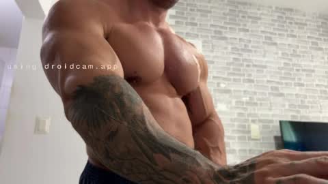 Snapshot of couplemuscle40 chatting on 05.07.26 couplemuscle40 online show from 05.07.26