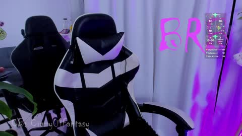 Snapshot of crazy01fantasy chatting on 01.04.25 Laura online show from 01.04.25