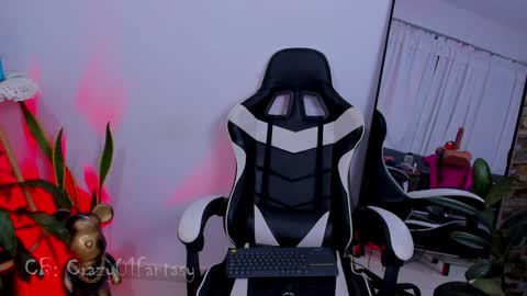 Snapshot of crazy01fantasy chatting on 01.25.25 Laura online show from 01.25.25