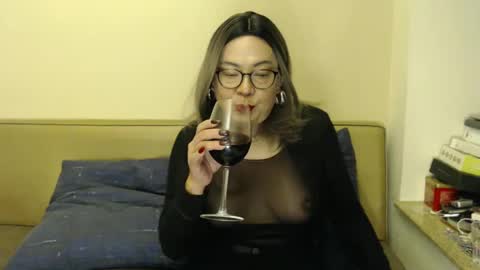 Snapshot of crazychika chatting on 01.06.25 Kelly online show from 01.06.25