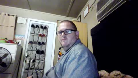 Snapshot of creeeping_death chatting on 10.02.25 The hopeless romantic online show from 10.02.25