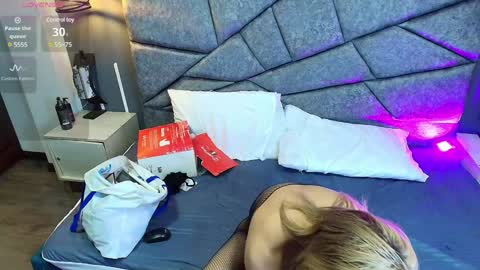 Snapshot of cristalmillf chatting on 12.17.24 CRISTAL MILF online show from 12.17.24