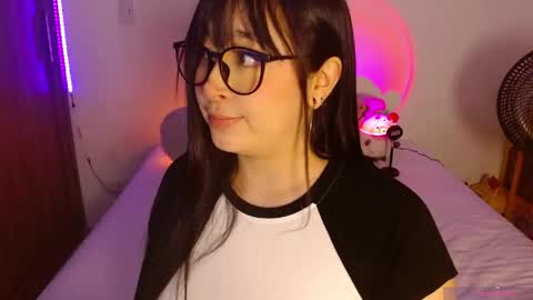 Snapshot of crystalitesq chatting on 06.05.26 Olivia online show from 06.05.26