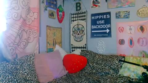 Snapshot of cu2sly chatting on 10.04.25 online show from 10.04.25