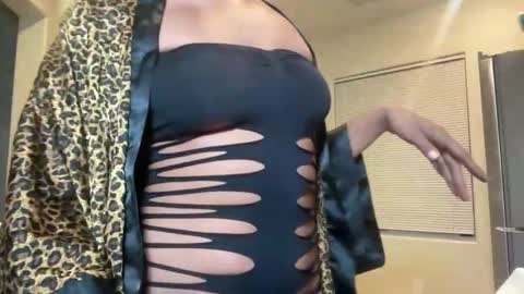 Snapshot of cum2charmxx chatting on 10.21.25 cum2charmxx online show from 10.21.25