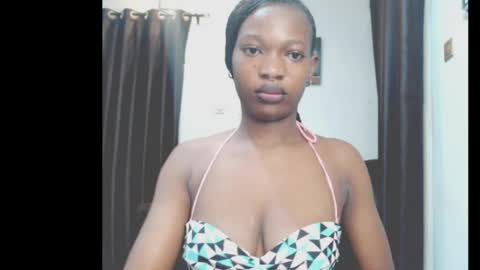 Snapshot of cumebony_petit chatting on 04.21.26 cumebony_petit online show from 04.21.26