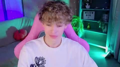 Snapshot of curly_twinkboy chatting on 07.23.26 curly_twinkboy online show from 07.23.26