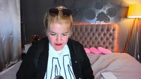 Snapshot of curlydreams chatting on 09.13.25 CurlyDreams online show from 09.13.25