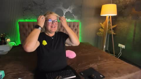 Snapshot of curlydreams chatting on 09.18.25 CurlyDreams online show from 09.18.25