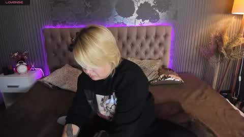 Snapshot of curlydreams chatting on 10.20.25 CurlyDreams online show from 10.20.25