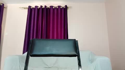 Essie online show from 09.10.25