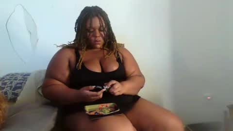 Snapshot of curvybcelinemixe chatting on 12.31.24 Cline  online show from 12.31.24