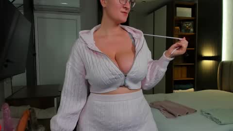 CurvyJules online show from 02.12.25