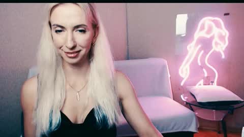 Snapshot of cute_smile_shy chatting on 09.19.25 cute_smile_shy online show from 09.19.25