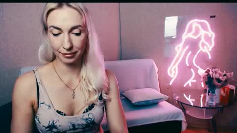 Snapshot of cute_smile_shy chatting on 10.11.25 cute_smile_shy online show from 10.11.25