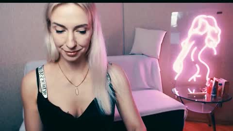 Snapshot of cute_smile_shy chatting on 10.21.25 cute_smile_shy online show from 10.21.25