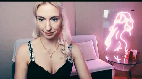 Snapshot of cute_smile_shy chatting on 10.28.25 cute_smile_shy online show from 10.28.25