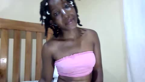 Snapshot of cute_xeniah chatting on 10.15.25 cute_xeniah online show from 10.15.25