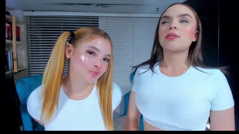 Snapshot of cuteanddesesperate chatting on 01.10.25 WANNA SEE MORE OF TWINS online show from 01.10.25