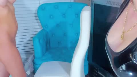 Snapshot of cuteanddesesperate chatting on 02.05.25 WANNA SEE MORE OF TWINS online show from 02.05.25