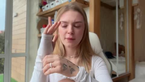 Im Emi streaming with my friend Reyna today online show from 04.18.26